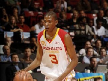 Desde joven Kevin Durant ya destacaba por su calidad. Su juego le llevo a disputar el McDonald's All American, donde fue el elegido co-MVP con Chase Budinger.