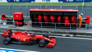 Leclerc con el Ferrari en el pit lane de Hungr&iacute;a.