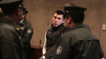 El 26 de octubre de 2007, Carabineros controló a Gary Medel y estableció que manejaba a exceso de velocidad y en estado de ebriedad. Después, también tuvo una denuncia por supuesta violencia intrafamiliar, y sufrió un accidente automovilístico.