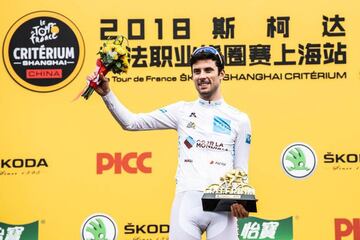 Ciclistas en el podio de la segunda edición del Tour de Francia en China que se celebró en la ciudad de Shanghái.
