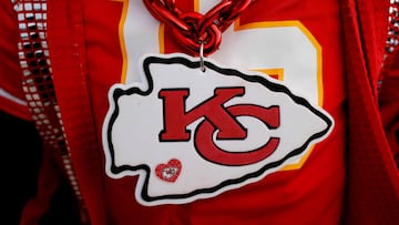 KANSAS CITY, MISSOURI - JANUARY 29: A detailed view of the Kansas City Chiefs logo on a fan prior to a game against the Cincinnati Bengals in the AFC Championship Game at GEHA Field at Arrowhead Stadium on January 29, 2023 in Kansas City, Missouri. David Eulitt/Getty Images/AFP (Photo by David Eulitt / GETTY IMAGES NORTH AMERICA / Getty Images via AFP)