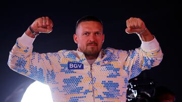 Oleksandr Usyk posa antes de su primer combate con Tyson Fury.