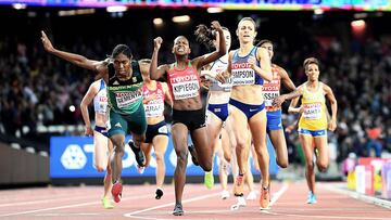 La keniana Faith Chepngetich Kipyegon (centro) en la llegada de los 1.500 metros. A la derecha, Simpson, plata, y a la izquierda Semenya, bronce.