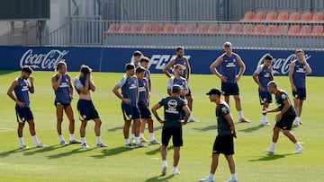 Los jugadores del Atlético de Madrid durante el entrenamiento de esta mañana.
