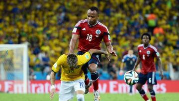 Camilo Z&uacute;&ntilde;iga y Neymar en la jugada que le caus&oacute; la lesi&oacute;n al brasile&ntilde;o en el Mundial de 2014