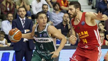 GRA133. MURCIA, 25/10/2017.- El escolta estadounidense de Dinamo Sassari, Scott Bamforth (i), con el bal&oacute;n ante el alero de UCAM Murcia, Julen Olaizola, durante el partido de la tercera jornada de Basketball Champions League que han disputado en el Palacio de los Deportes de Murcia. EFE/Marcial Guill&eacute;n.