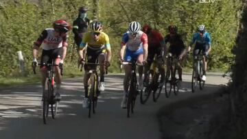 Pogacar y Roglic se vigilan en plena ascensi&oacute;n de la Itzulia.