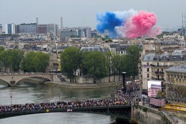 Vista general de la ciudad de Pars con una espectacular explosin de  humo de colores que forma la bandera de Francia.