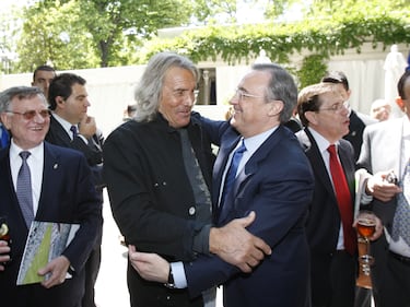 Florentino Pérez saluda a Hugo Gatti durante la presentación de la candidatura a la presidencia del Real Madrid el 14 de mayo de 2009. 
 