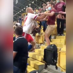 La locura total de un jugador del Hamburgo al final del partido: se fue directo a por un hincha...