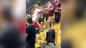 La locura total de un jugador del Hamburgo al final del partido: ¡peleó con un hincha!