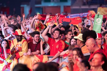 Aficionados españoles festejan el título en la Nations League.