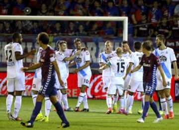 0-1. Juan Domínguez celebra el primer tanto con sus compañeros.
