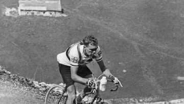 El ciclista británico Brian Robinson, durante una etapa en el Tour de Francia.