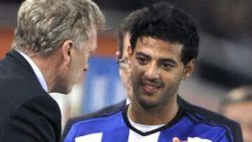 El entrenador de la Real Sociedad, David Moyes, felicita a Carlos Vela tras marcar su tercer gol ante el Elche, durante el partido de Liga en Primera División disputado esta noche en el estadio de Anoeta, en San Sebastián.