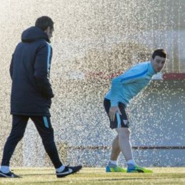 SU GRAN ESPERANZA. Aritz Aduriz mira de reojo a Ernesto Valverde antes de comenzar el entrenamiento de ayer en Lezama, con los aspersores abiertos.