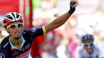 El italiano Bennati (izquierda) supera al británico Ben Swift en el sprint en Valladolid.