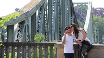 Sergio Ramos y Pilar Rubio en el puente Glienicke de Berl&iacute;n (Alemania)
