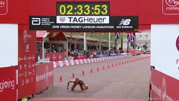 Tremendo colapso de una corredora antes de cruzar la meta del maratón de Londres