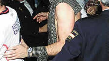 <b>TENSIÓN.</b> Vujovic perdió la camisa en su intento de pacificador.