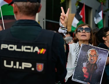 Manifestación en los alrededores del Roig Arena en favor de Palestina. Valencia y Hapoel Tel Aviv juegan el partido de la Eurolegaue de basket a puerta cerrada.