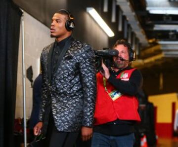 El quarterback de los Carolina Panthers, Cam Newton, llegó al estadio con todo el ´glamour´que tiene. 