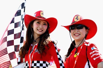 Seguidores japoneses presentes en el circuito de Suzuka para disfrutar de la carrera.