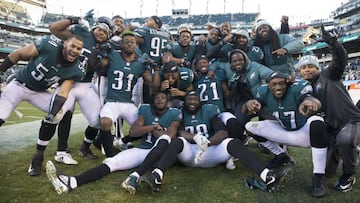 PHILADELPHIA, PA - NOVEMBER 26: Members of the Philadelphia Eagles pose for a picture in the final minutes of the game against the Chicago Bears at Lincoln Financial Field on November 26, 2017 in Philadelphia, Pennsylvania. The Eagles defeated the Bears 31-3.   Mitchell Leff/Getty Images/AFP
 == FOR NEWSPAPERS, INTERNET, TELCOS &amp; TELEVISION USE ONLY ==