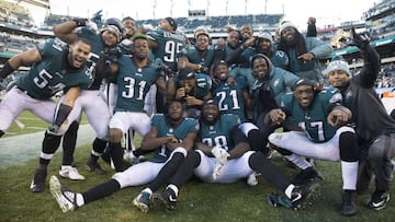 PHILADELPHIA, PA - NOVEMBER 26: Members of the Philadelphia Eagles pose for a picture in the final minutes of the game against the Chicago Bears at Lincoln Financial Field on November 26, 2017 in Philadelphia, Pennsylvania. The Eagles defeated the Bears 31-3.   Mitchell Leff/Getty Images/AFP
 == FOR NEWSPAPERS, INTERNET, TELCOS &amp; TELEVISION USE ONLY ==