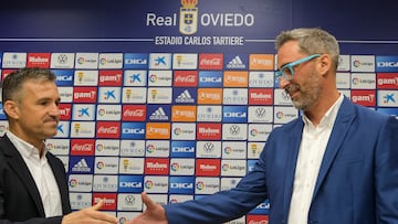 OVIEDO, 16/06/2022.- El técnico Jon Pérez Bolo (d), que fue presentado este jueves como nuevo entrenador del Real Oviedo, saluda al director deportivo del club, Tito Blanco. EFE/Paco Paredes
