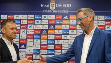 OVIEDO, 16/06/2022.- El técnico Jon Pérez Bolo (d), que fue presentado este jueves como nuevo entrenador del Real Oviedo, saluda al director deportivo del club, Tito Blanco. EFE/Paco Paredes
