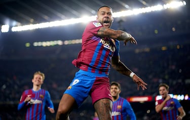 Memphis llegó al Barcelona como una apuesta de Koeman, que le conocía muy bien por su paso en la selección de los Países Bajos. El delantero cayó de pie en Barcelona, marcando 8 goles y dando 2 asistencias en los primeros 16 encuentros ligueros, siendo la principal referencia en ataque del club en la primera vuelta de la competición. A partir de ahí todo fue en picado para Memphis en el Barça. Acumuló lesiones en el muslo y el talón de aquiles y perdió protagonismo con los nuevos fichajes de Xavi. Finalmente se marchó al Atlético de Madrid en enero de 2023. 
