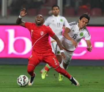 LIM25. LIMA (PERÚ), 03/06/2015.- El jugador Jair Cespedes (i) de Perú disputa el balón con Gerardo Flores (d) de México hoy, miércoles 3 de junio de 2015, durante un partido amistoso preparatorio para la Copa América 2015, celebrado en Lima (Perú). EFE/Paolo Aguilar