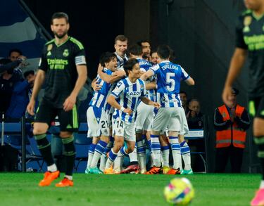 1-0. Takefusa Kubo celebra con sus compañeros el primer gol que marca en el minuto 46 de partido.