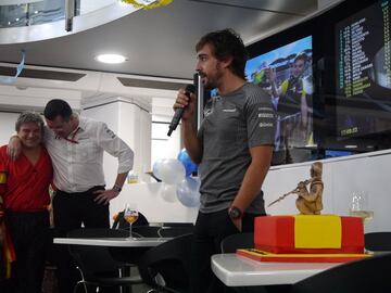 La fiesta del 36 cumpleaños de Alonso en Hungaroring