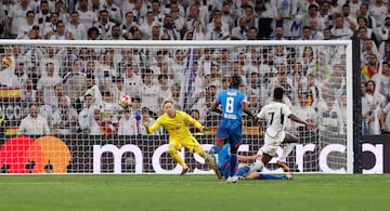 1-0. Toni Kroos inicia el contraaque, centra a Jude Bellingham, avanza y el inglés filtra un pase a Vinicius que entra por el centro del área del Lepizig para rematar al fondo de la portería Peter Gulacsi.