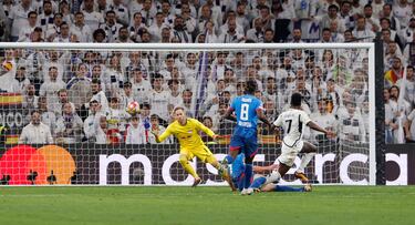 1-0. Toni Kroos inicia el contraaque, centra a Jude Bellingham, avanza y el inglés filtra un pase a Vinicius que entra por el centro del área del Lepizig para rematar al fondo de la portería Peter Gulacsi.