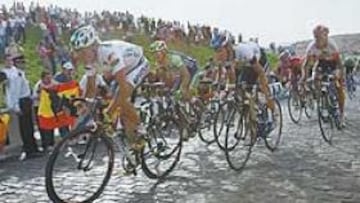 <b>SUFRIMIENTO. </b>Santi Pérez, Alejandro Valverde, Unai Osa y Paco Mancebo sufren con el adoquinado habitual en la entrada de Ávila ante la mirada de cientos de aficionados.