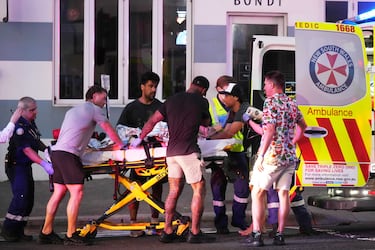 Los equipos de emergencia transportan a una persona en camilla tras un tiroteo en Bondi Beach, Sídney.




Associate Press/ LaPresse
Only Italy and Spain