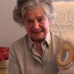 Los nietos le hacen un regalazo a su abuela de 90 años y las lágrimas son inevitables: “No sabía qué era y ahora quiero uno”
