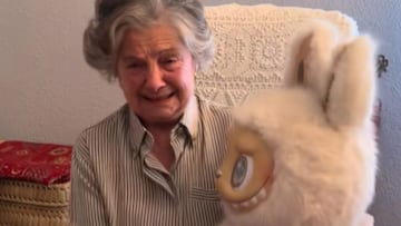 Los nietos le hacen un regalazo a su abuela de 90 años y las lágrimas son inevitables: “No sabía qué era y ahora quiero uno”