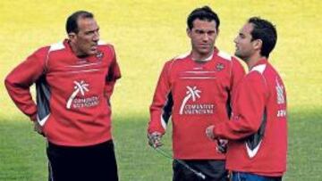 Luis García y sus ayudantes Menotti y Estanis Asensi dialogan durante la sesión de ayer.