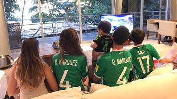 El defensa central que se encuentra inhabilitado debido a que está bajo investigación, mostró su apoyo al tricolor con su familia desde su casa.