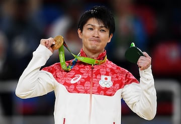 El gimnasta artístico japonés es el primer gimnasta (masculino o femenino) que alcanza por sexta vez consecutiva el oro en campeonatos mundiales de pruebas individuales completas. Su palmarés está conformado por 28 medallas totales, entre ellas las 7 olímpicas que consiguió en los Juegos Olímpicos de Pekín 2008, Londres 2012, Río 2018 y Tokio 2020.