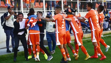 Futbol, Cobreloa vs D. Valdivia fecha 25, Campeonato de Primera B 2019 El jugador de Cobreloa Sebastian Romero celebra con sus compaeros luego de convertir un gol contra D. Valdivia durante el partido primera B disputado en el estadio Zorros del Desier