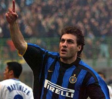 El delantero italiano Christian Vieri que brilló en la Serie A, la Liga Española en el fútbol francés, se encuentra prácticamente arruinado a sus 50 años. El exjugador perdió toda su fortuna debido a las malas inversiones, vicios, su afición al póker y a las mujeres.