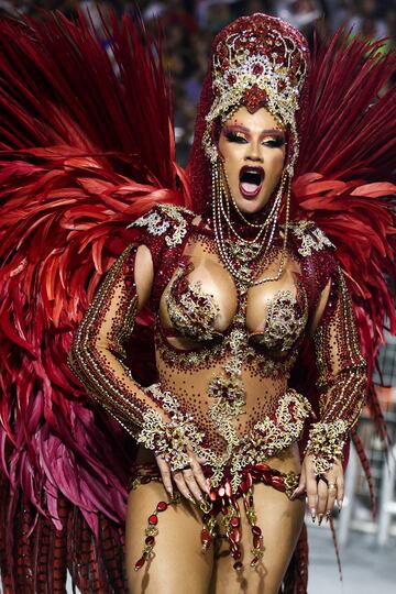 Una bailarina de la escuela Dragoes da Real actúa durante la primera noche del desfile de Carnaval en el Sambódromo Anhembi en Sao Paulo, Brasil. 