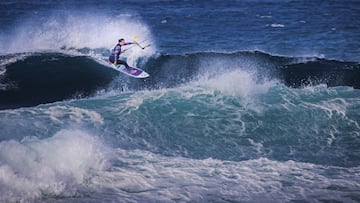 Julia Castro navegando entre olas gigantes en Fuerteventura (Islas Canarias, Espa&ntilde;a), en diciembre del 2022. 