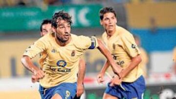 <b>PÉSIMO ESTADO. </b>Un trozo del césped del Gran Canaria se levanta en la carrera de Francis Suárez mientras corre al lado de Márquez.