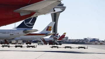 Aeropuerto de Barajas, avi&oacute;n, aviones, hub (aviones apostados) personal, mantenimiento,handling, pista de despegue y aterrizaje, camiones en pista de aterrizaje, vistas, vistas del aeropuerto,vistas torre de control, torre norte, cola,  transportad